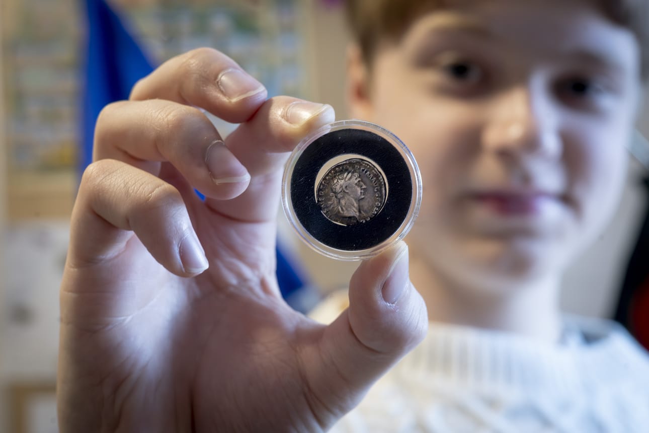 – Monet keräilevät kolikoita niiden itsensä takia, mutta minä keräilen niitä historian takia, sillä sitähän kolikot kuvastavat, Oskari Koivisto sanoo.