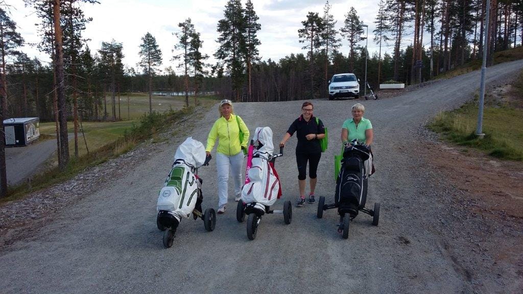 Voittajien on helppo hymyillä. Vasemmalta Tuulikki Aho 1./N50, Anne-Kaisa Olva 2./N50 ja Marja-Leena Aikkila 1./N60