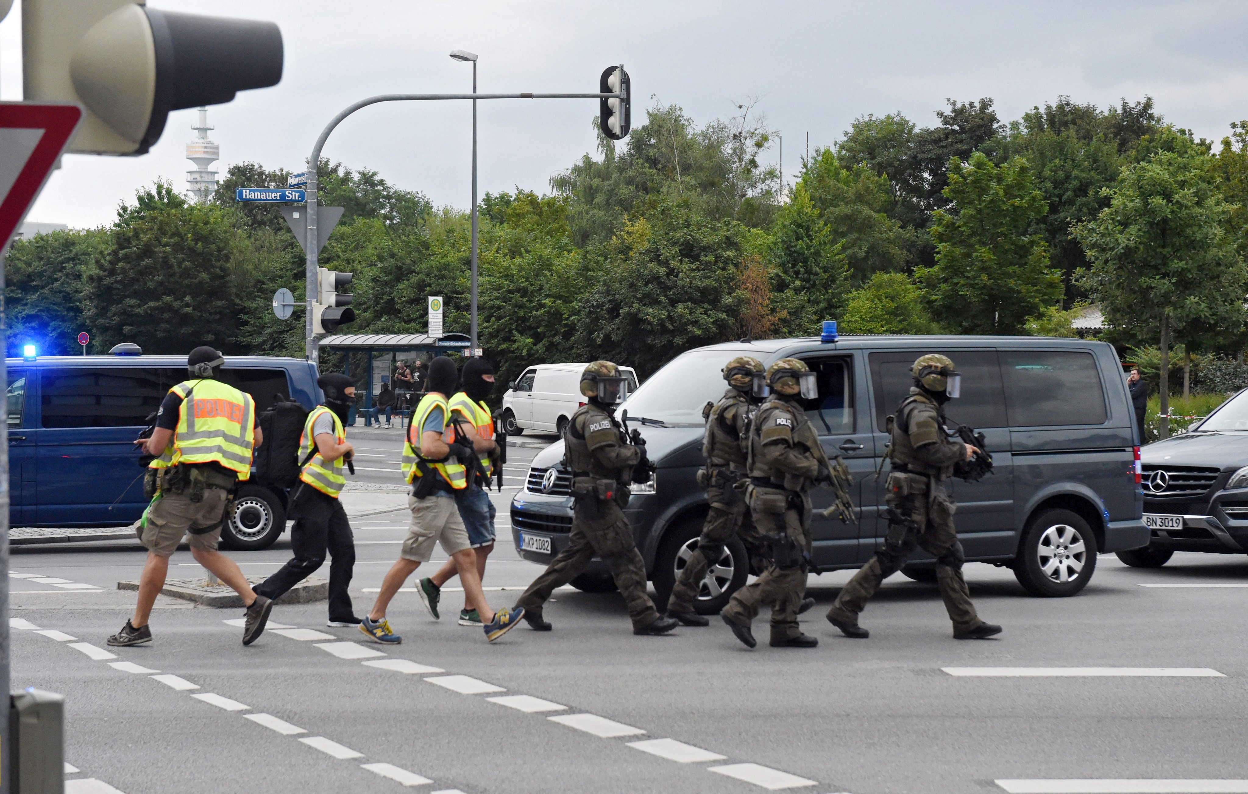Poliisin erikoisjoukot saapuivat müncheniläiselle ostoskeskukselle perjantaina iskun jälkeen. 