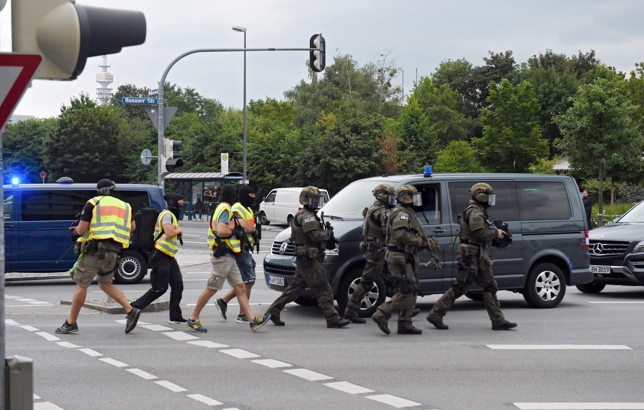 Poliisin erikoisjoukot saapuivat müncheniläiselle ostoskeskukselle perjantaina iskun jälkeen.