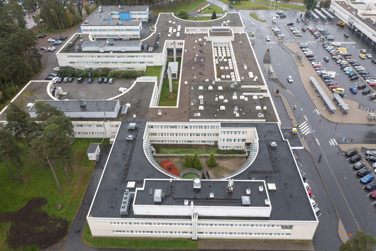 Sairaalakoulu rakennetaan Oulun yliopistollisen sairaalan Kontinkankaan alueelle Kajaanintielle, lastenpsykiatrian tilojen yhteyteen L4‑rakennuksen viereen nousevaan uudisrakennukseen.