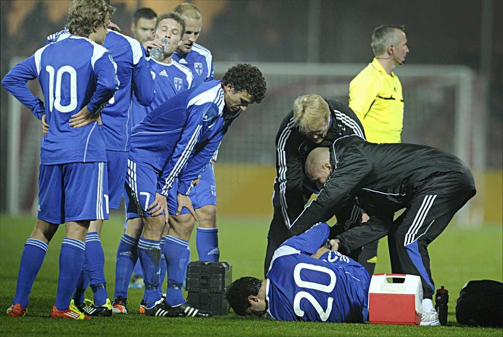 Suomen Alexei Eremenko jr. loukkaantui ensimmäisellä puoliajalla jalkapallon harjoitusottelussa Tanska-Suomi.