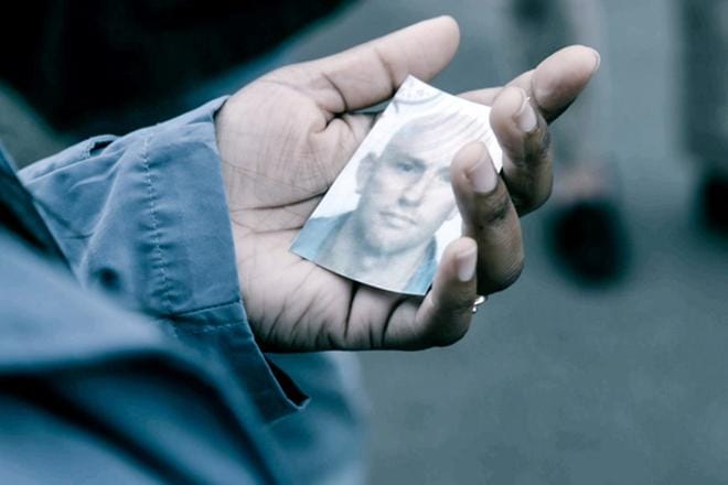 Tätä miestä pitäisi varjostaa, agenttityyliin eli huomaamattomasti. Se on vakoojan perustaito, jota aloittelijat pääsevät harjoittelemaan. KUVA: Yle Kuvapalvelu