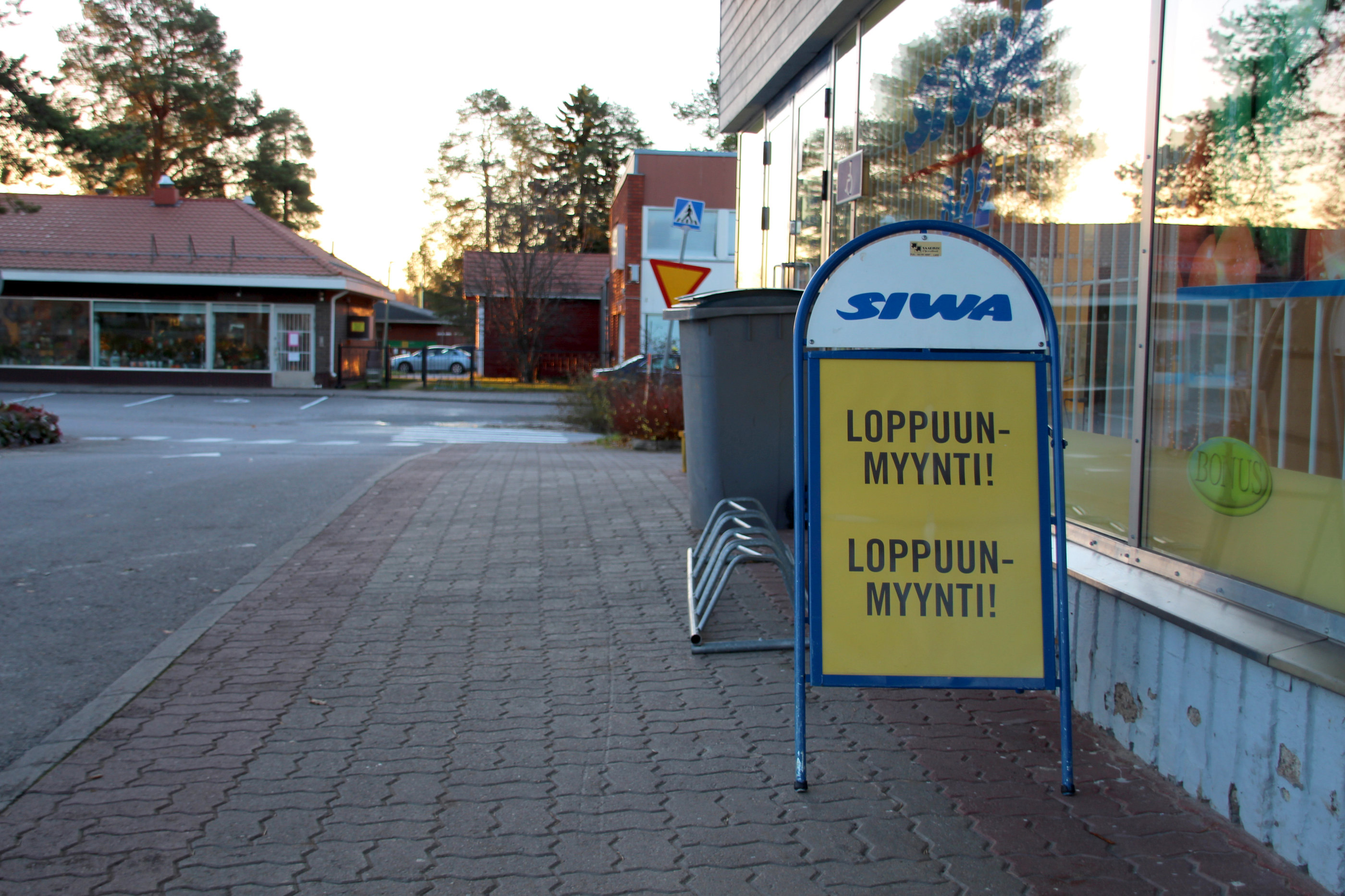 Ruukin Siwassa säännöllisesti asioinut Anni Häikiö harmittelee kaupan ovien sulkeutumista.  Kuva: Sari Junnonaho