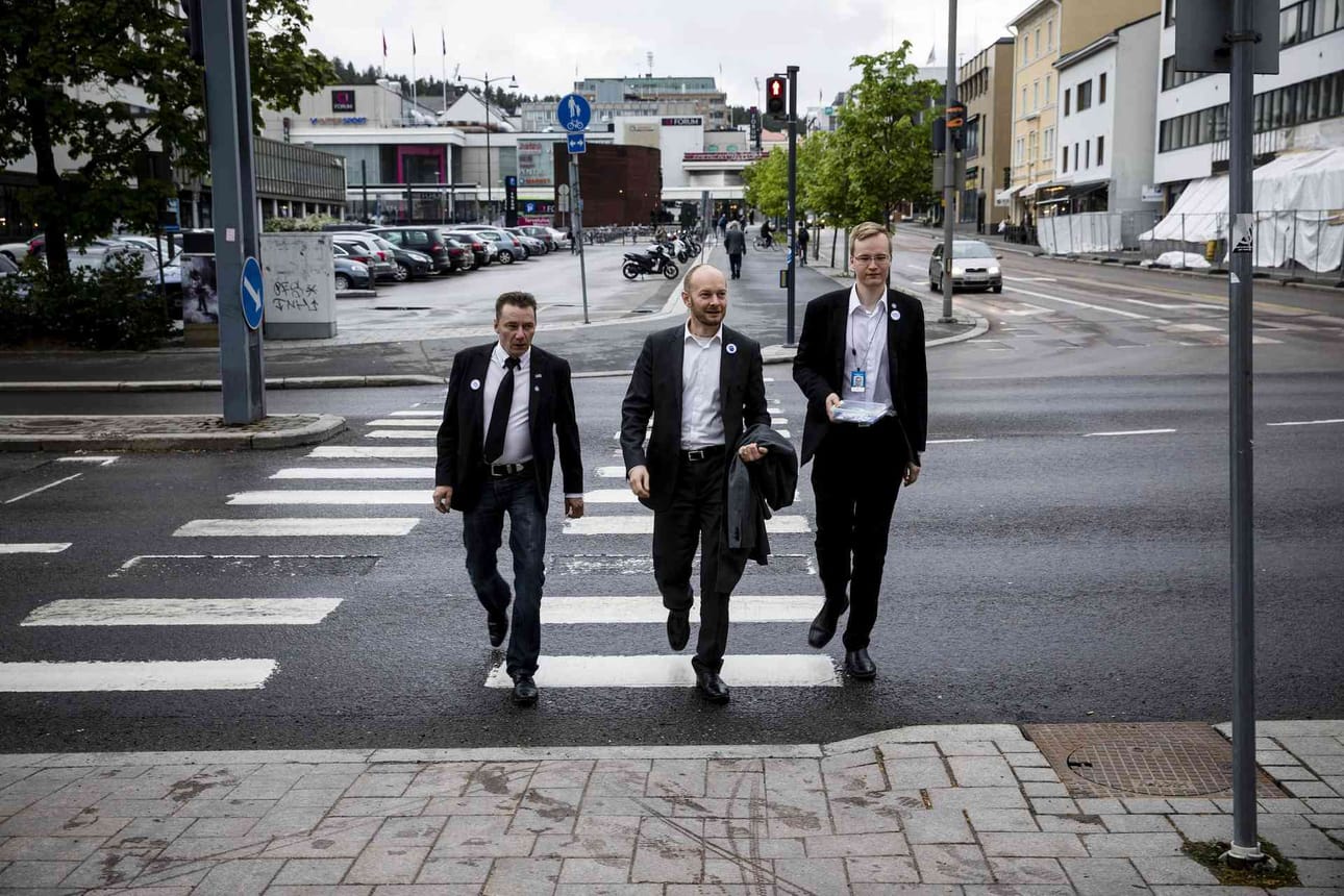 Sampo Terho saapui illanviettoon yhdessä Punkalaitumen kunnanhallituksen puheenjohtajan Ari Prihtin (vas.) ja erityisavustajansa Toni Ahvan kanssa.