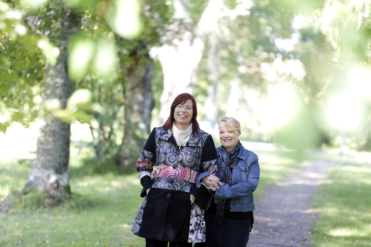 Kaisa Halmkrona (oik.) kertoo vannoneensa itselleen, ettei ikinä esitä runojaan. Niin vain hänestä tuli tämän vuoden Pohjois-Suomen lavarunouden mestari. Käsikynkässä oleva Heidi Rundgren voitti puolestaan viime vuonna Möllärimestarikisan runokokoelmat-sarjan. Kaksikolle on tärkeää läsnäolo hetkessä.