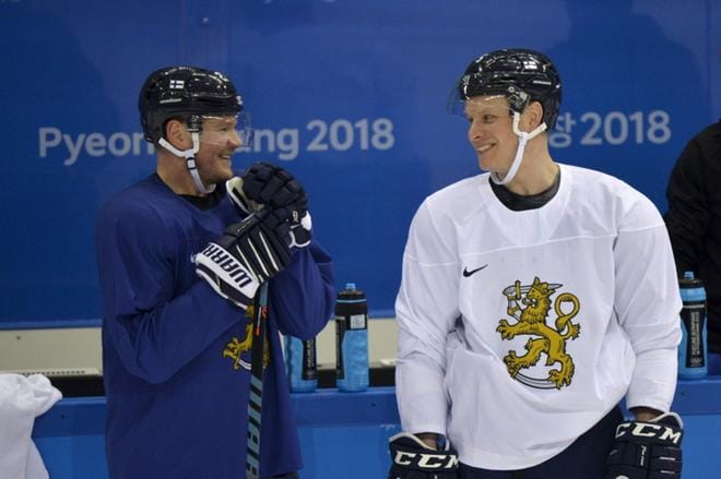 Leijonat kera Petri Kontiolan (vas.) ja Lasse Kukkosen aloittaa olympiaurakkansa Saksa-ottelulla varhain torstaiaamuna Suomen aikaa. Kuva: Lehtikuva / Timo Jaakonaho