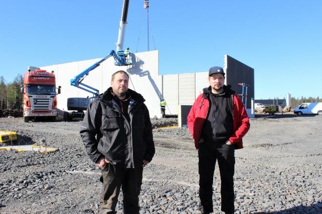 Jyri Salonimen (vas.) hallista Lapväärtissä tulee niin iso, että hän aikoo vuokrata osan tiloista. Vaikka halli valmistuu syksyllä, hän aikoo jatkaa töissä Kaskisten Metsä-boardilla. Jaakko Järvenpään perunavarasto nousee Klokkasmäelle Karijoelle. KUVA: LOTTA KALLIO