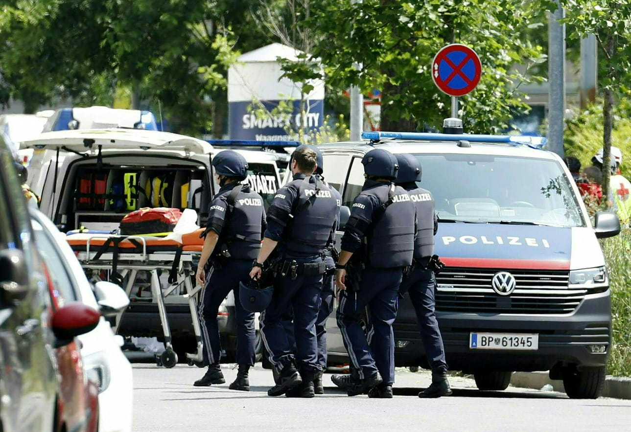 Paikalla on useita poliisiyksiköitä, myös poliisin erikoisyksikkö. LEHTIKUVA/AFP