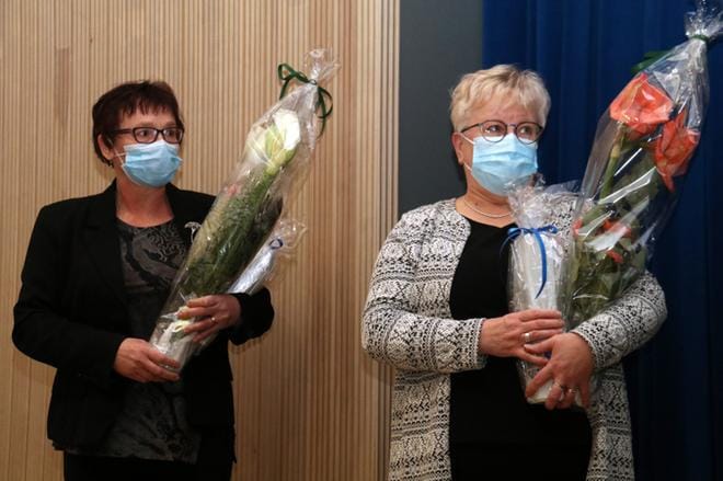 Kokouksen aluksi kaupungin johto muisti tasavuosipäiväänsä juhlineita valtuutettuja Leena Rantalaa ja Tiina Hautaa kukin ja lahjoin. KUVA: ANU NAHKALA