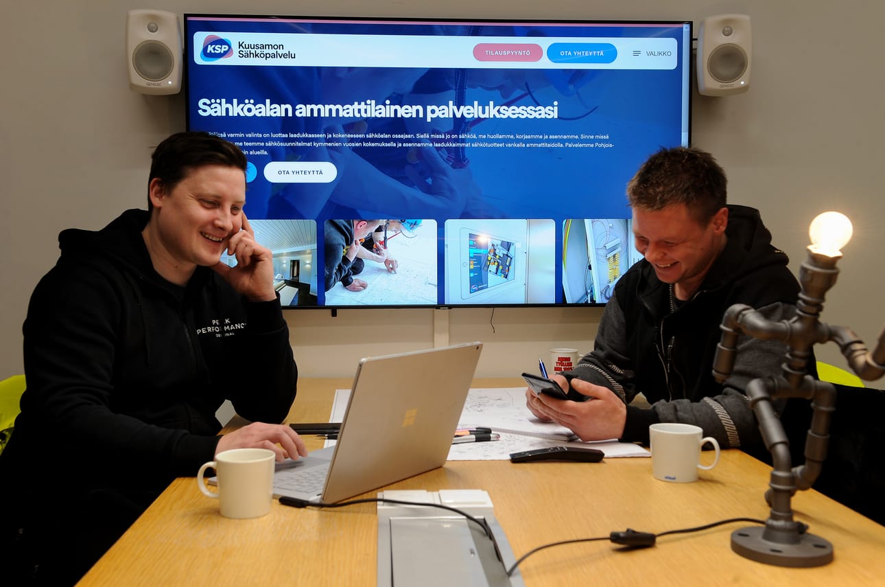 Kuusamon sähköpalvelu Oy:n Tero Mäkelä ja Tero Ronkainen on valittu vuonna 2020 Vuoden nuoreksi yrittäjäksi Kuusamossa. Nyt he ovat myyneet koko yrityksen osakekannan HSK Sähkölle. Arkistokuva.