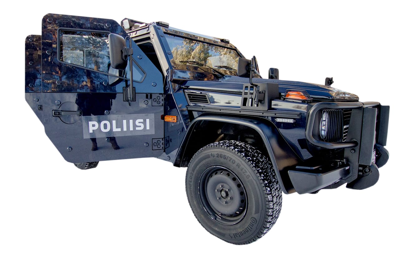 Poliisi esitteli panssari-Mersun Oulussa tammikuussa. Autoa kutsutaan Hevi-lempinimellä.
