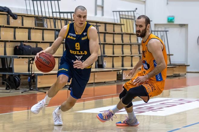 Karhu Basketin Bojan Sarcevic ahdistelee Seagullsin Antti Kanervoa tyhjän kotikatsomon edessä. KUVA: ERKKI HAUTAVIITA
