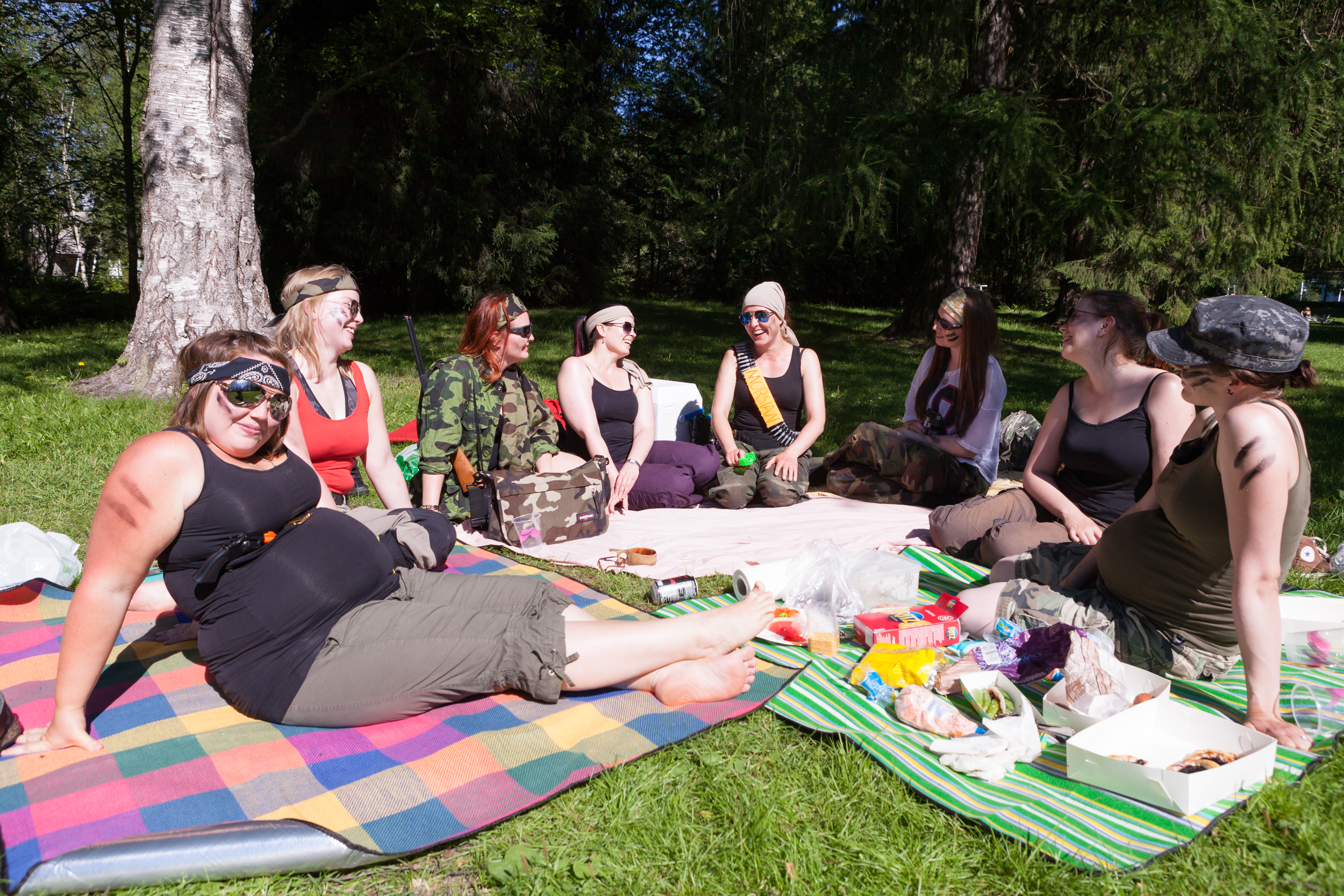- Häihin on puolitoista viikkoa, sanoo Eveliina (kuvassa kesk.) Eveliinan ystävät Johanna, Tuuli, Minna, Kaisa, Satu, Maria ja Noora olivat vieneet morsiamen mäkiautoajelulle ennen puistopiknikiä Ainolassa. Opiskeluaikojen ystävät ovat viettäneet Ainolassa paljon aikaa, etenkin vappuisin. - Niistä muistaa sen mitä muistaa, polttariporukka nauraa. Piknikin jälkeen morsiamen ohjelma jatkuu, mutta vielä ei voi paljastaa morsiamelle yllätystä.