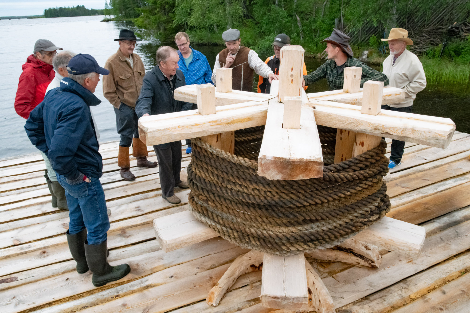 <p>Heinäkuun ensimmäinen viikko juhlittiin Taivalkoskella Kalle Päätalon syntymän satavuotisjuhlia. Kuvassa vihitään uusi ponttuu käyttöön Kallioniemen rannassa.</p>