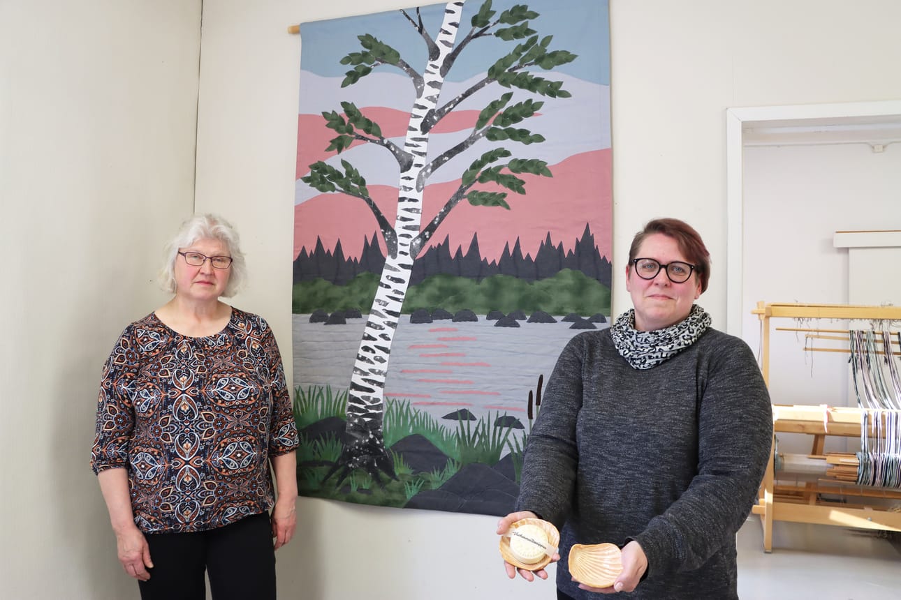 Sirpa Hetekorpi (vas.) vie seinävaatteensa olohuoneen seinälle. Seija Paanasen saippua-seteillekin käyttöä löytyy.