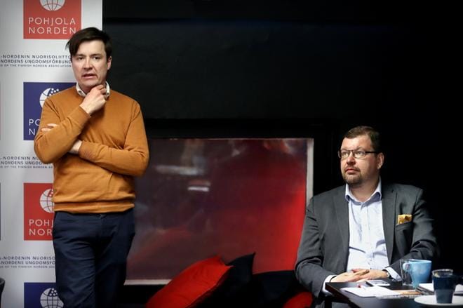 Pääsihteeri Michael Oksanen (oik.) Pohjola-Nordenista ja koulutuspäällikkö Mika Virkkala Sibelius-Akatemian Seinäjoen yksiköstä johdattelivat yleisöä Yhdessä Pohjolassa -teemaillassa Seinäjoen Rytmikorjaamolla.KUVA: JOUKO HÄNNINEN