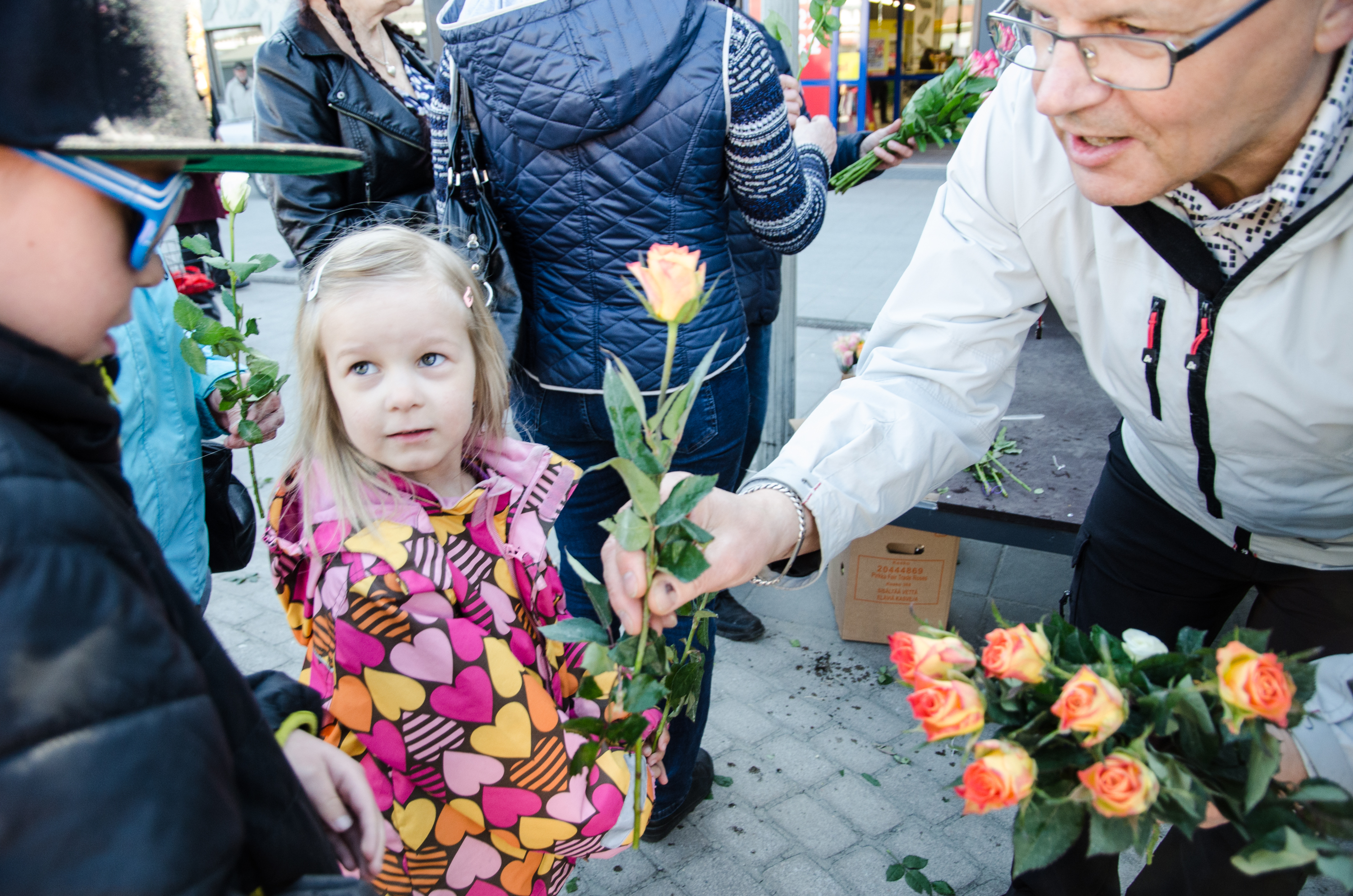 KauppaKuusamon Markku Knuuttila ojensi Aapo ja Hilla Palosaarelle ruusut äidille viemisiksi.