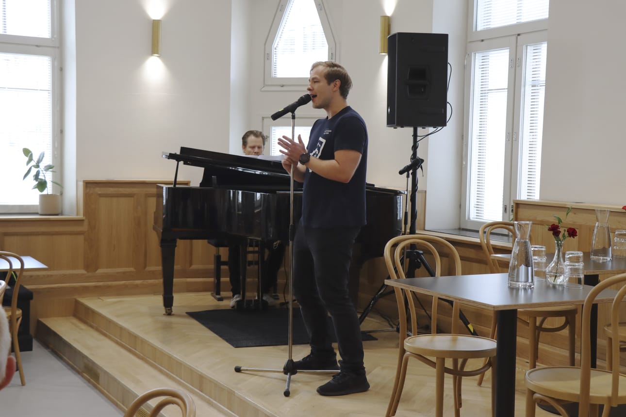 Korotettua esiintymislavaa on laajennettu. Oiva Nuojua (oik.) ja Sauli Perälä esiintyivät teatteriravintolan avajaisissa.