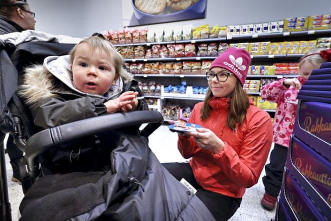 Essi Eteläaho syötti kakkua Emil Eteläaholle Tanelinrannan uuden S-Marketin avajaisissa perjantaiaamuna. Perheen kauppamatka on nyt mukavasti aiempaa lyhyempi. KUVAT: KARI LÖFHJELM