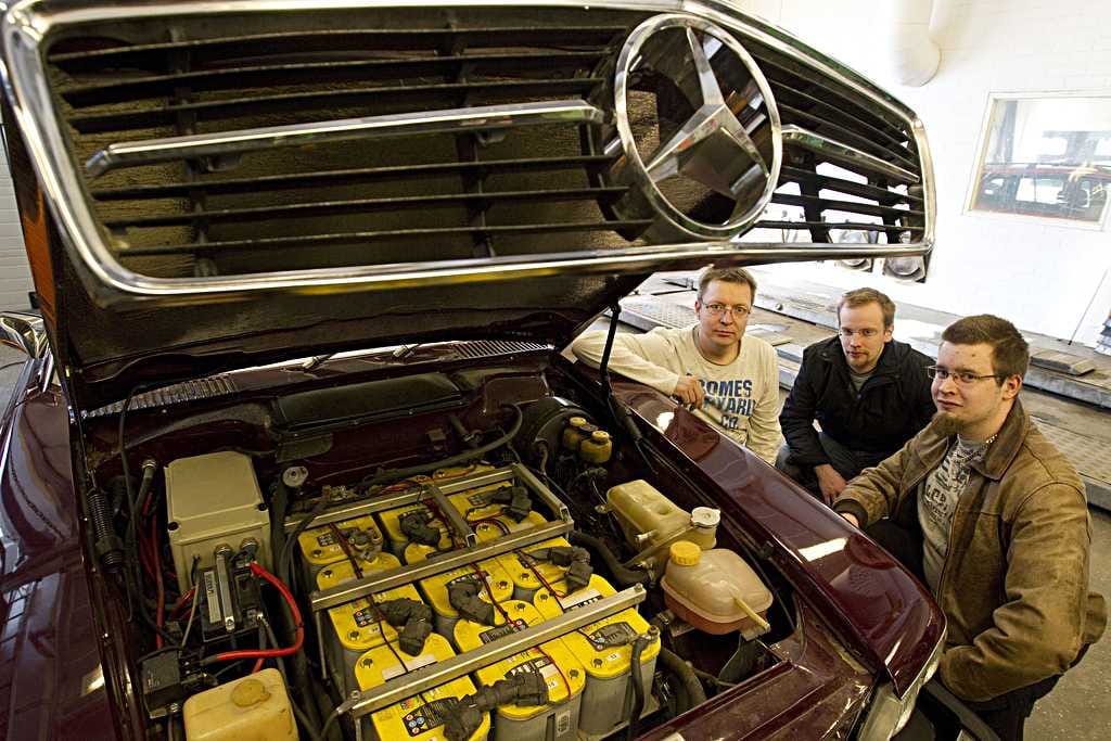 Laboratorioteknikko Arto Lehtonen (vas.) sekä toisen vuosikurssin opiskelijat Lassi Varis ja Samuli Ylijoki ovat päässeet tutkimaan sähköautoksi muutetun Mercedes-Benzin akustoa.