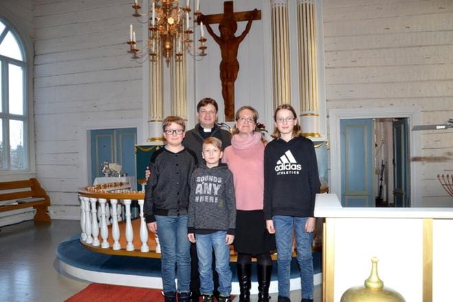 Terho ja Maria Kanervikkoaho sekä heidän poikansa Paavo, Jaakko ja Matti ovat palanneet Israelista Alajärvelle. KUVAT: MARKKU TURPELA