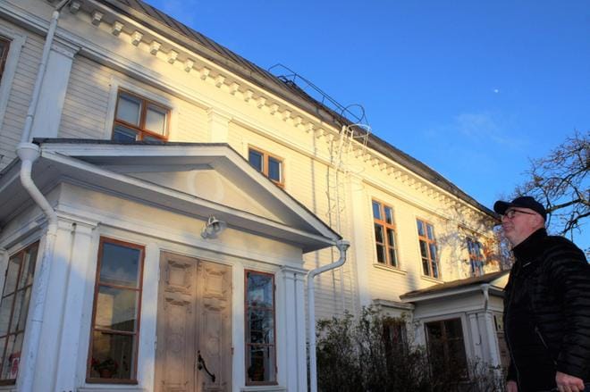 - Bladh osasi aikoinaan rakentaa, kehuu Kari Häggblom taloa, joka ei ole kaupungin korjauslistalla kosteus- ja homevaurioiden takia. Talon rakennutti Peter Johan Bladh vuonna 1788. KUVA: MINNA ZILLIACUS