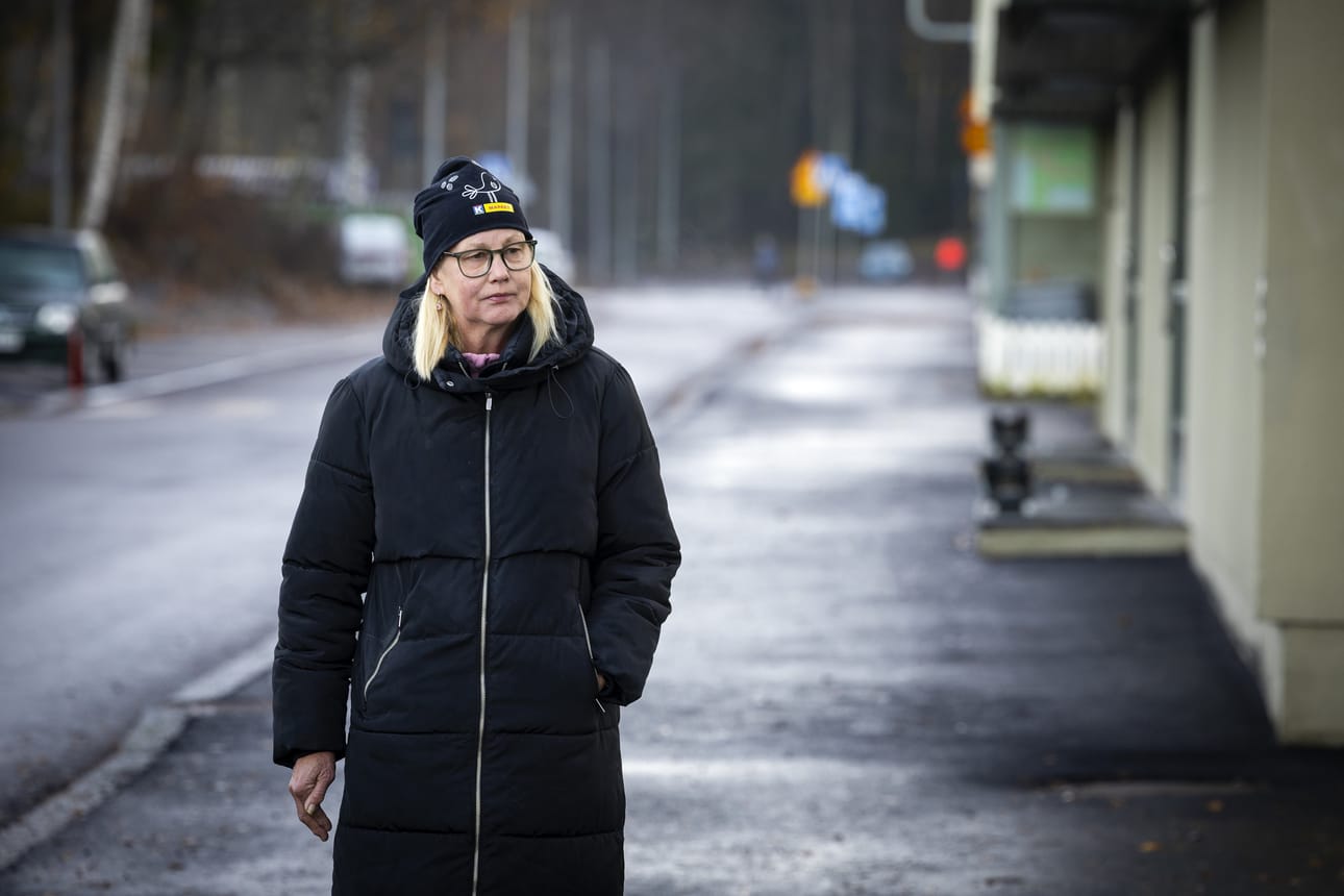 Merja Nevanpää kokee uudistusten rauhoittaneen Teirinkadun liikennettä. Esimerkiksi ajorata on aiempaa kapeampi ja jalkakäytävä leveämpi.