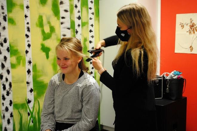 Iida Salomaa sai vuorollaan kampauksen parturi-kampaaja Ida Santalalta syyslomaviikolla järjestetyssä nuorten kauneusillassa Alavudella. Lisäksi kosmetologi Elina Peurala teki kynsihoitoja ja puhui kasvojen ihonhoidosta. KUVA: EEVA-LIISA KULJU