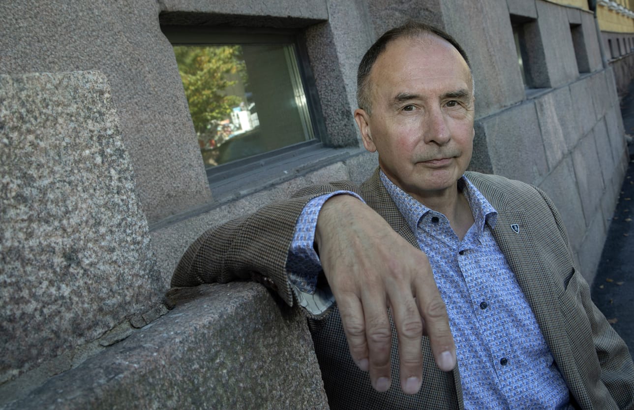 Pekka Toveri kommentoi sotatapahtumia kansantajuisesti ja on hyvä esiintyjä. Hänellä on 40-vuotisen sotilasuran tuomaa kokemusta ja näkemystä.