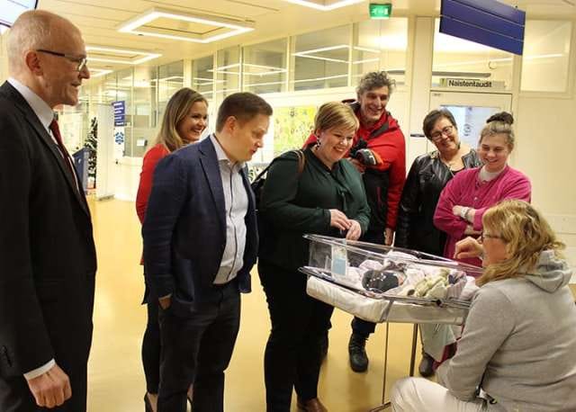 Perhe- ja peruspalveluministeri Annika Saarikko vierailulla Lapin keskussairaalassa 4. tammikuuta. Ministerin vastaanotti sairaanhoitopiirin kuntayhtymän luottamus- ja virkamiesjohto. Naistenklinikalla päästiin tervehtimään vuorokauden vanhaa vauvaa.