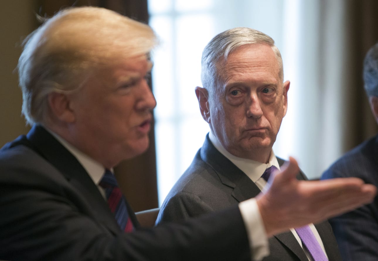 Donald Trump (vas.) korvaa Jim Mattisin (oik.) apulaispuolustusministerillä.