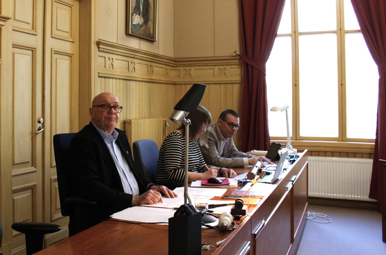 Kaupunginjohtaja Markku Lumio (oik.) perusteli velanottoa. Etualalla Kari Häggblom (sd.) ja Marie Grannas.