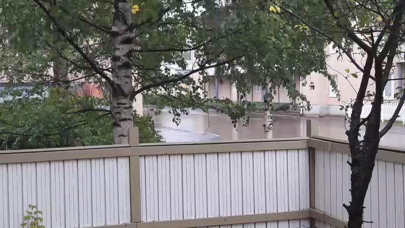 Auto ajaa veden täyttämällä kadulla
