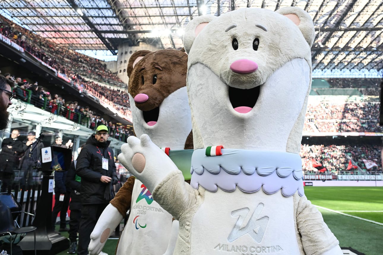 Milano-Cortinan olympialaisten ja paralympialaisten maskotit esittäytyivät San Sirolla joulukuussa.
