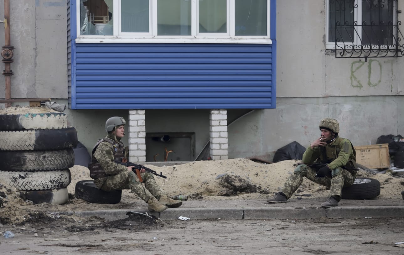 Ukrainalaiset sotilaat kuvattiin tauolla Sjeverodonetskissa viime kuussa. Taistelujen kerrotaan nyt edenneen kaupungin laitamille.
