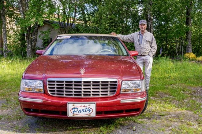 Reissusoinilaisen vaatteisiin tarttui Floridassa Cadillac DeVille. Eino Rantamäen Cadillac on mallisarjan seitsemättä sukupolvea. KUVAT: AARRE LÖYTÖMÄKI
