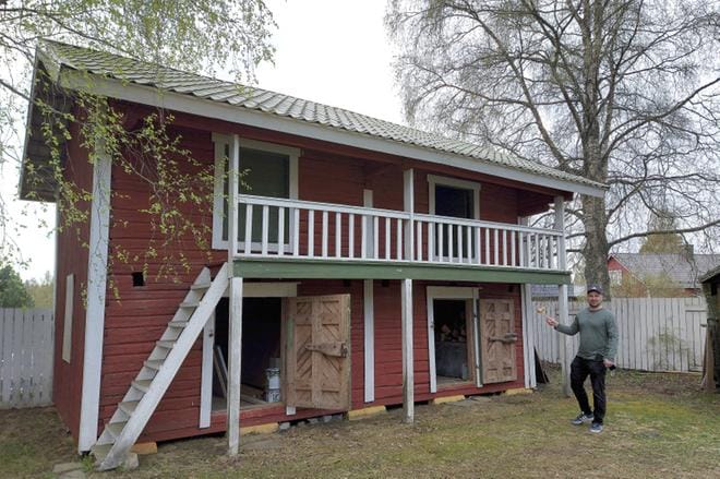 Eerik Kantokoski toimi meklarina Alajärven nuorisoseuran pelastushuutokaupassa. Huutokaupan kiinnostavin kohde oli järviseutulainen kaksikerroksinen perinneaitta. KUVA: SARI HEINILÄ