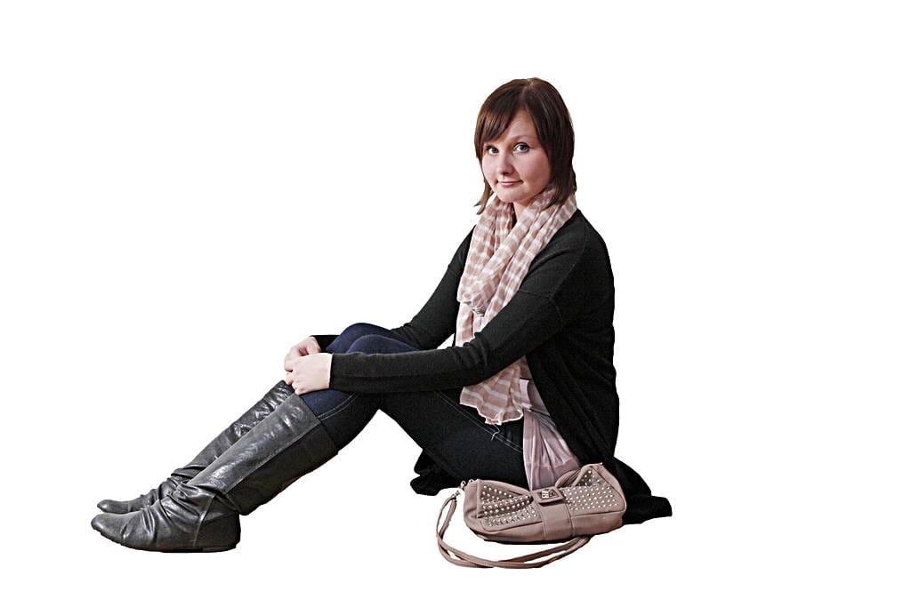 Kuudesta vaatteesta saa asustamalla ja yhdis- telemällä vaikka minkä- laisia asukokonaisuuksia. Oululainen muotibloggaaja Suvi Pirinen kokeili malliksi muutamaa.