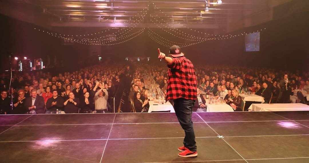 Peter Sapiano on kiertänyt vuosien ajan ympäri Suomea Stand up -koomikkona. Sapiano työskentelee IT-alalla ja toimii oman Sappiheal-yrityksensä muutosvalmentajana.
