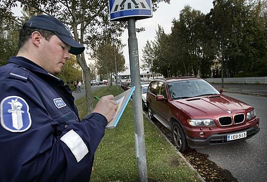 Poliisi valvoo koululaisten koulutietä.