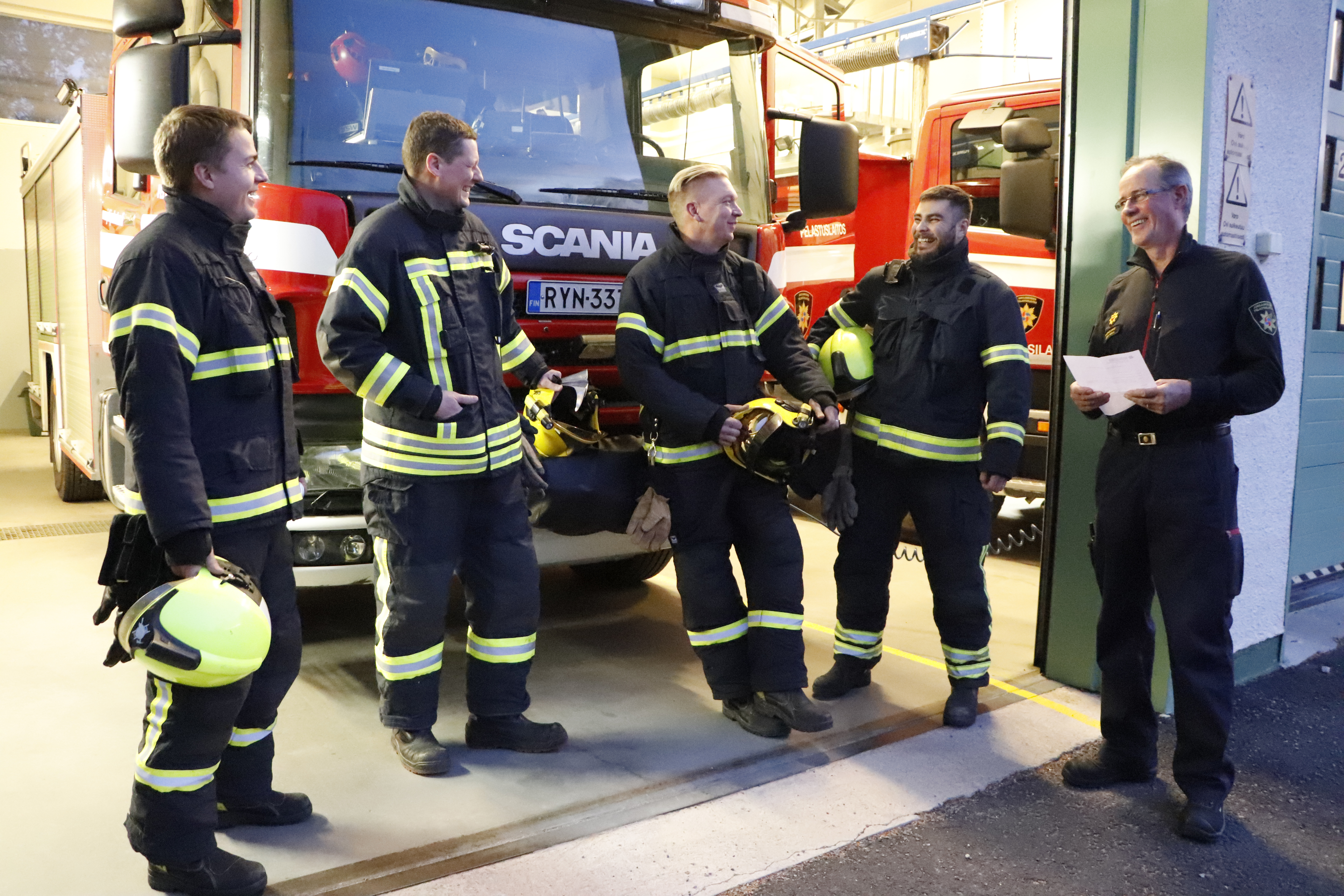 <p>Ryhmänjohtajat Markus Katajala, Aaro Lahtimaa, Teemu Lumiaho, vs. ylipalomies Eemeli Romakkaniemi ja palopäällikkö Jorma Rasila keskustelivat Rantsilan PVPK:n henkilöstövajeen vaikutuksista.</p><p>Vaikka tilanne on vakava, on tunnelma porukassa rento. </p>