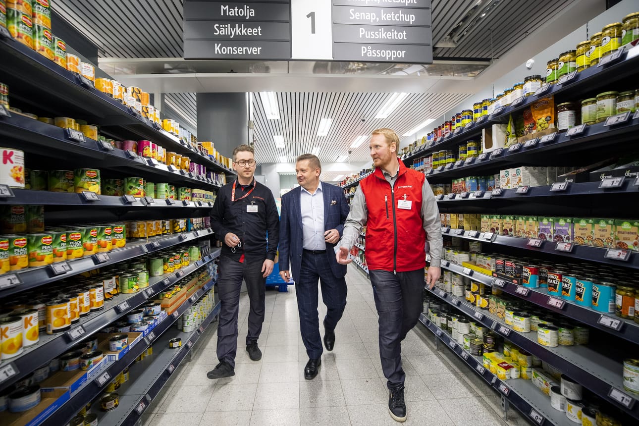Tavaratalojohtaja Jaakko Vaaramo, Keskon Länsi-Suomen aluejohtaja Jari Alanen ja diplomikauppias Tomi Nordin ovat innoissaan Vaasan keskustan Citymarketin uudistuksesta.