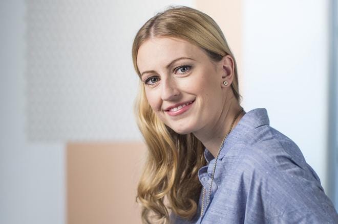 Cristina Sandu ei osannut aavistaa, että esiraati valitsisi hänen esikoiskirjansa vuoden kuuden parhaan romaanin listalle. Kuva: Marjo Tynkkynen