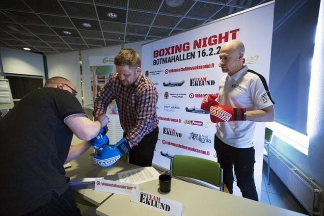 Hanskat käteen ja poseeraamaan. Markus Lammi sitoo nyrkkeilyhanskat kuntayhtymän johtajan Michael Lyyskin käsiin. Oikealla lauantain nyrkkeilyillan promoottori ja pääottelija Mathias Eklund. KUVA: JARNO PELLINEN