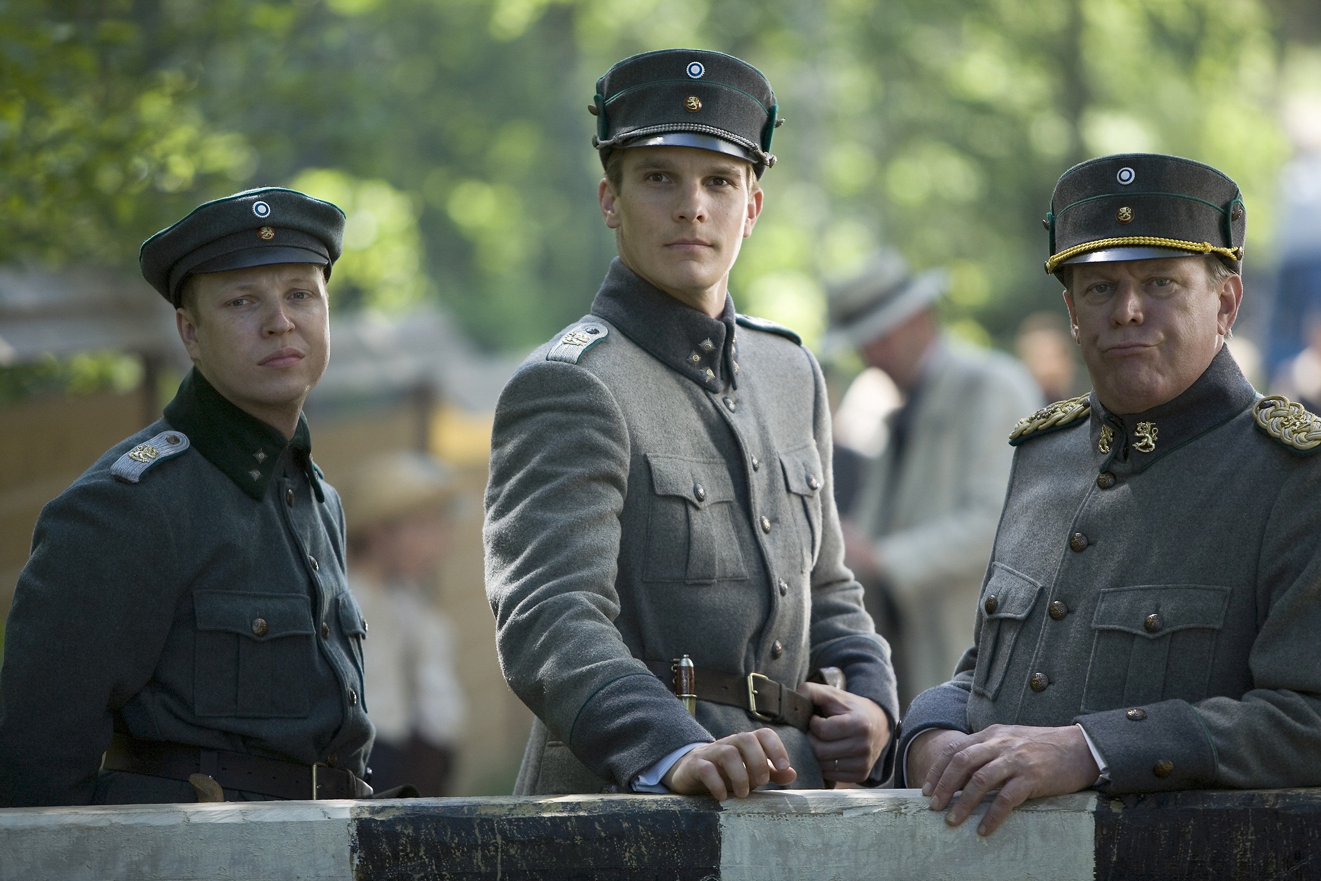 Martin Bahne on kapteeni von Munck pienessä Rajajoen kylässä elokuvassa Raja 1918.