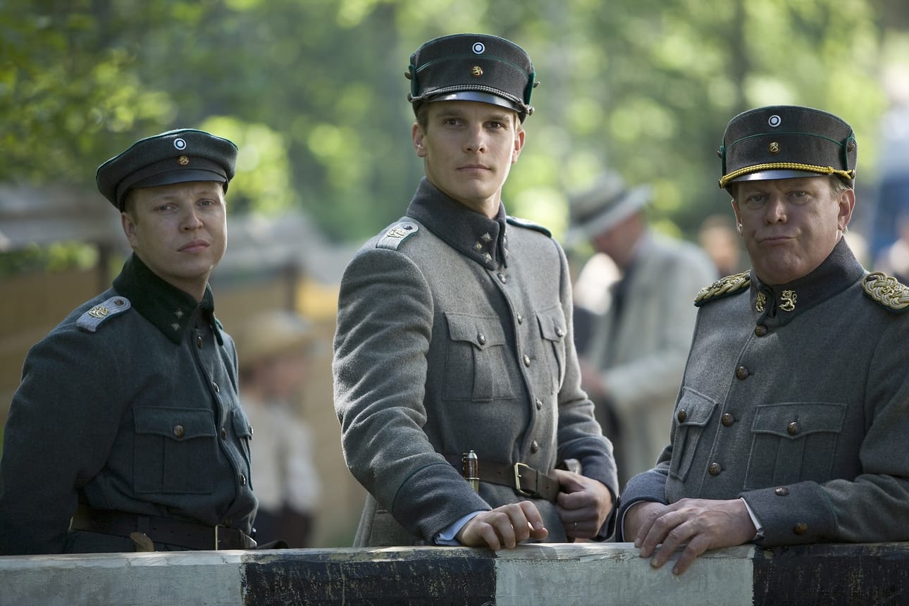 Martin Bahne on kapteeni von Munck pienessä Rajajoen kylässä elokuvassa Raja 1918.