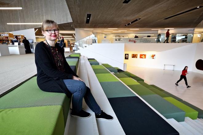 Seinäjoen kirjastotoimenjohtajan Mervi Heikkilän mukaan Apilan lukuportaikoissa oleviin isoihin tyynyihin ei ole lasten syytä hyppiä, sillä niihin voi helposti kompastua ja vahingoittaa itseään. KUVA: KARI LÖFHJELM