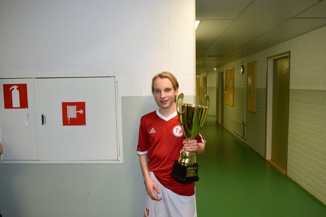 Eelis Karjalainen toi Spring Cupin voittopokaalin Kuusamoon.