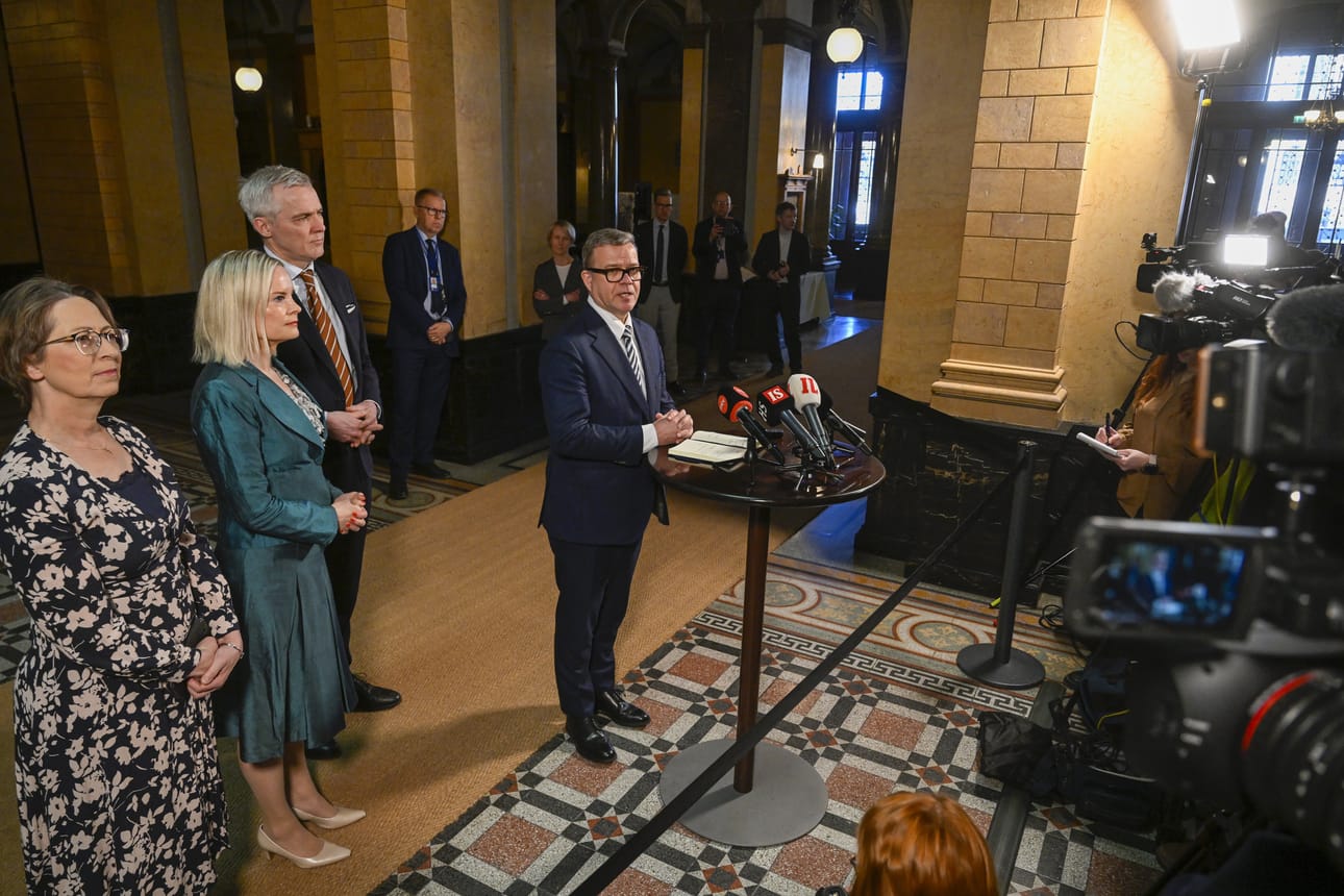 Hallituspuolueiden puheenjohtajat kommentoivat neuvotteluja Säätytalolla Helsingissä tiistaina. Kuvassa puhumassa pääministeri Petteri Orpo (kok.), taustalla vasemmalla maa- ja metsätalousministeri Sari Essayah (kd.) valtiovarainministeri Riikka Purra (ps.) ja opetusministeri Anders Adlercreutz (r.).